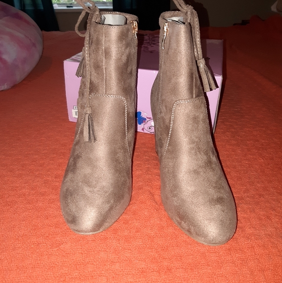 Never been worn, taupe boots sz 71/2 - Picture 2 of 5